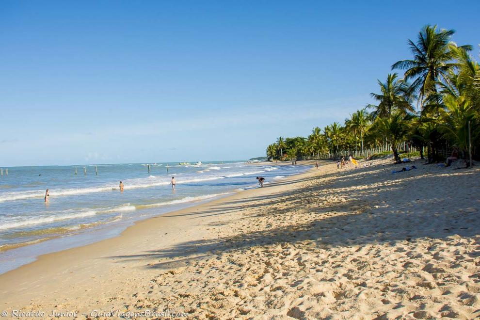 Imagem de uma tarde na bela Praia dos Coqueiros.